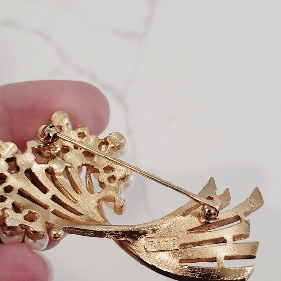 Crown Trifari Faux Pearl Rhinestone Swirl Brooch Gold Tone Cluster Bouquet MCM - Picture 5 of 16